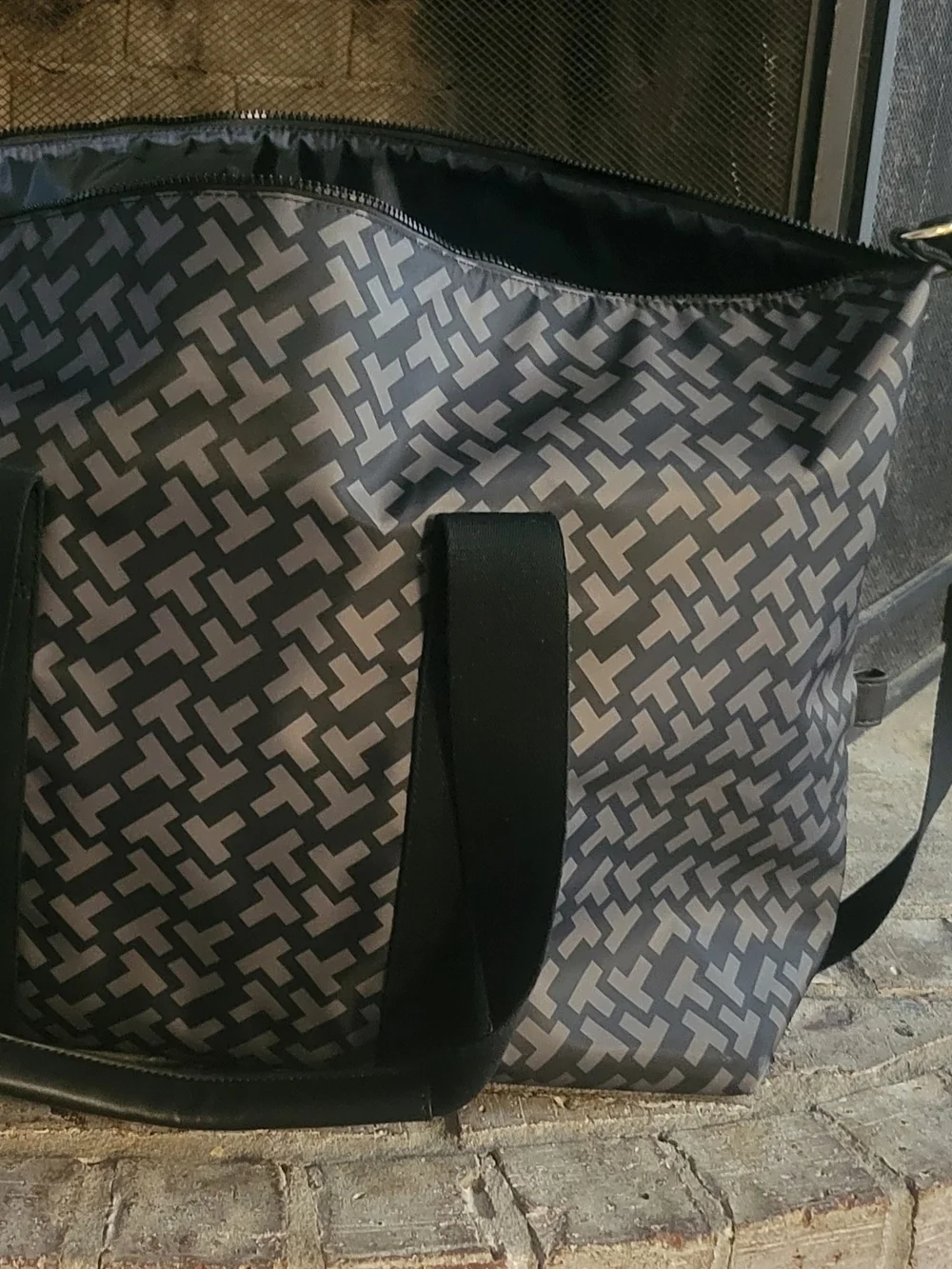 Tommy Hilfiger sleek patterned